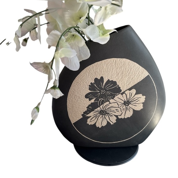 Gray Vase with white Etchings Signed 8”tall 7”wide 2”opening - Picture 2 of 9